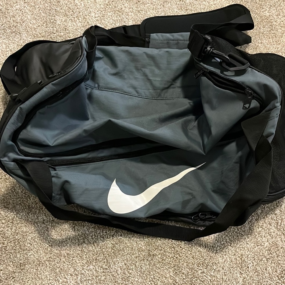 LARGE GRAY NIKE DUFFLE